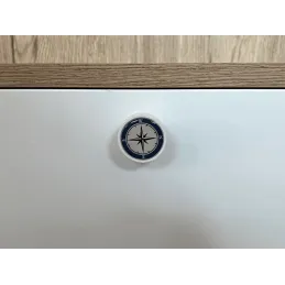 Leseni gumb ARSIA / bel – motiv kompasa