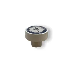 Leseni gumb ARSIA / bel – motiv kompasa