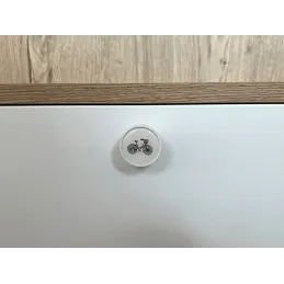 Leseni gumb ARSIA / bel – motiv kolesa