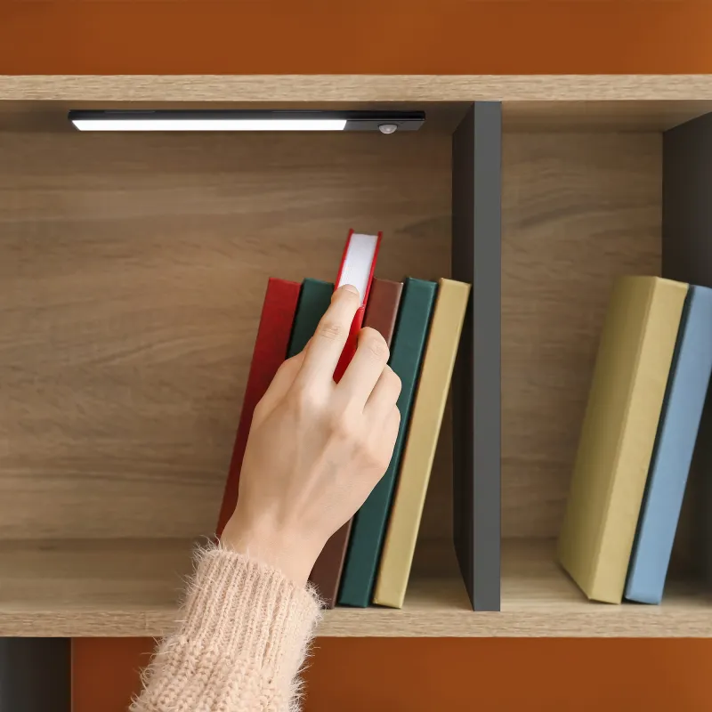 LED-luč pod omarico s senzorjem gibanja KRAUS / Mat črna