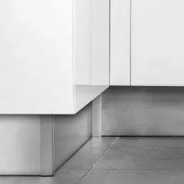 Komplet 2 kuhinjskih podnožij dolžine 2,35 m z dodatki PLASLINE / Srebrna