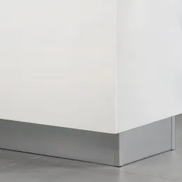 Komplet 2 kuhinjskih podnožij dolžine 2,35 m z dodatki PLASLINE / Srebrna