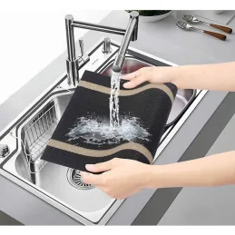 Podloga za jedilni stol GENIA 300 x 450 mm / črno-zlata
