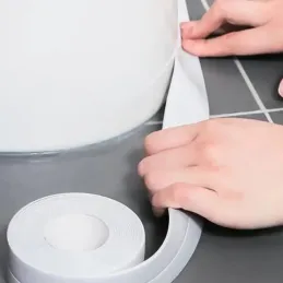 Samolepilno tesnilo za kuhinjo in kopalnico 2,2 m / Belo