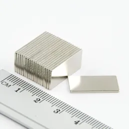 Komplet 10 visokoobremenitvenih stenskih magnetov QUADRA / Krom