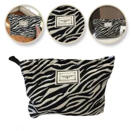Kozmetična torbica ZEBRA / belo-črna