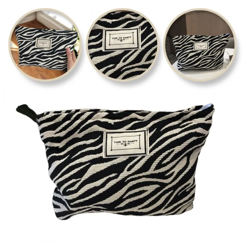 Kozmetična torbica ZEBRA / belo-črna