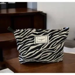 Kozmetična torbica ZEBRA / belo-črna