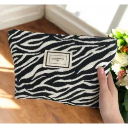 Kozmetična torbica ZEBRA / belo-črna