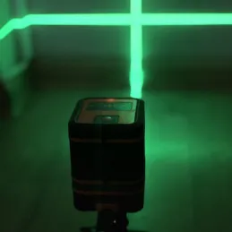 Križni laserski nivelir s stojalom
