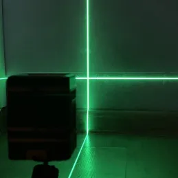 Križni laserski nivelir s stojalom