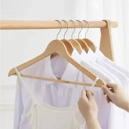 Komplet 10 lesenih obešalnikov z letvico / Naravni les