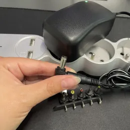 Univerzalni napajalnik s 6 priključki 3–12 V + USB / Črn