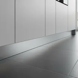 Plastični kuhinjski podnožni profil PAX / brušeni aluminij