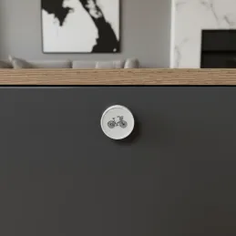 Leseni gumb ARSIA / bel – motiv kolesa