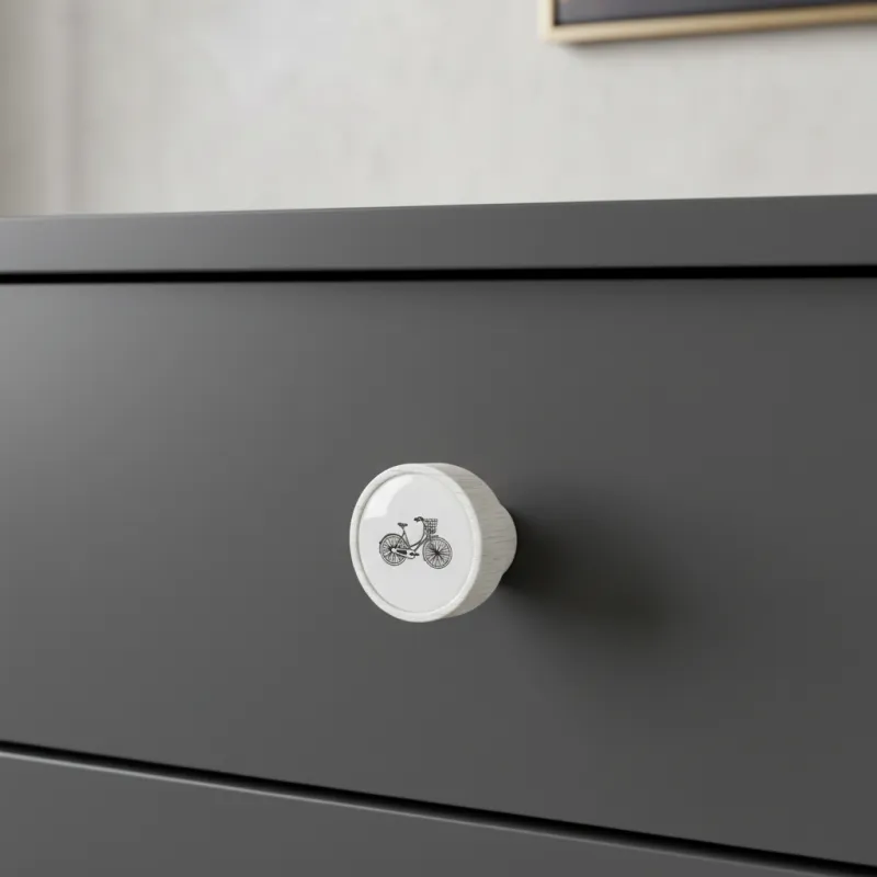 Leseni gumb ARSIA / bel – motiv kolesa