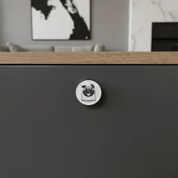 Leseni gumb ARSIA / Bela – motiv buldoga