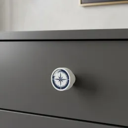 Leseni gumb ARSIA / bel – motiv kompasa