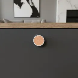Leseni gumb ARSIA / bel – motiv oranžne jelke