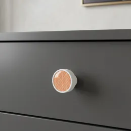 Leseni gumb ARSIA / bel – motiv oranžne jelke