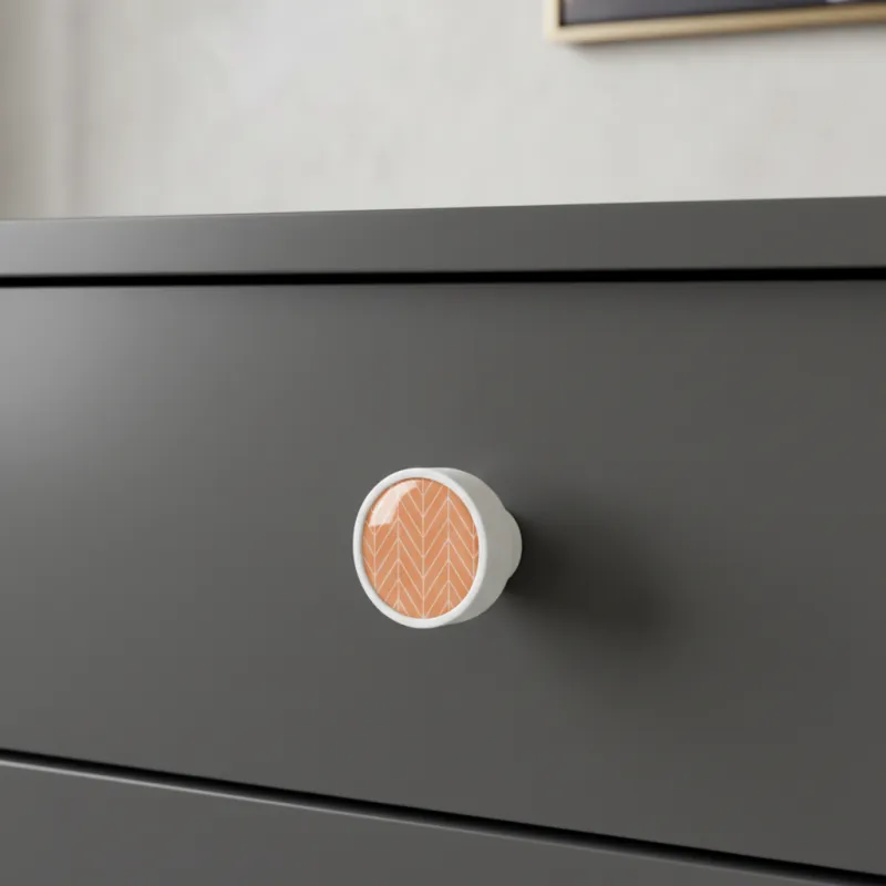 Leseni gumb ARSIA / bel – motiv oranžne jelke