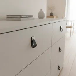 Usnjen gumbast ročaj DALLAS / črno usnje – aluminijast zaključek