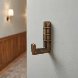 Obešalnik TAU / brušena medenina