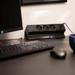 Namizna vgradna vtičnica DESK 3x230V + 2xUSB polnjenje / Mat črna