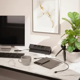 Namizna vgradna vtičnica DESK 3x230V + 2xUSB polnjenje / Mat črna
