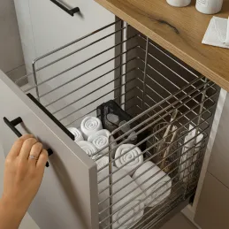 Izvlečna košara za perilo z blaženjem in pritrditvijo na vratca ORTA / Sijajni krom