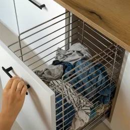 Izvlečna košara za perilo z blaženjem in pritrditvijo na vratca ORTA / Sijajni krom
