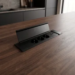 Notranji vtični razdelilnik SLIM BOX SCHUKO 3 × 230 V + USB / mat črna