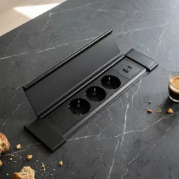 Notranji vtični razdelilnik SLIM BOX SCHUKO 3 × 230 V + USB / mat črna