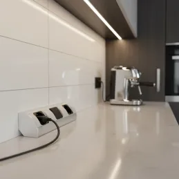 Notranji vtični razdelilnik CORNER SCHUKO 2 × 230 V s stikalom / aluminij
