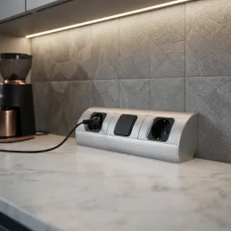 Notranji vtični razdelilnik CORNER SCHUKO 2 × 230 V s stikalom / aluminij