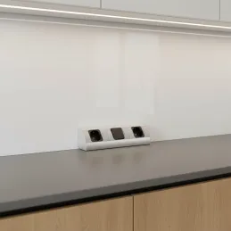 Notranji vtični razdelilnik CORNER SCHUKO 2 × 230 V s stikalom / aluminij