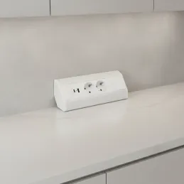 Notranji vtični razdelilnik CORNER SCHUKO 2x 230V + USB A-C / mat bela