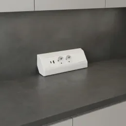 Notranji vtični razdelilnik CORNER SCHUKO 2x 230V + USB A-C / mat bela