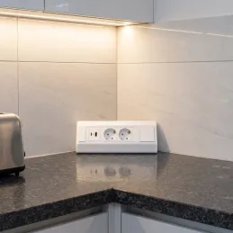 Notranji vtični razdelilnik CORNER SCHUKO 2x 230V + USB A-C / mat bela