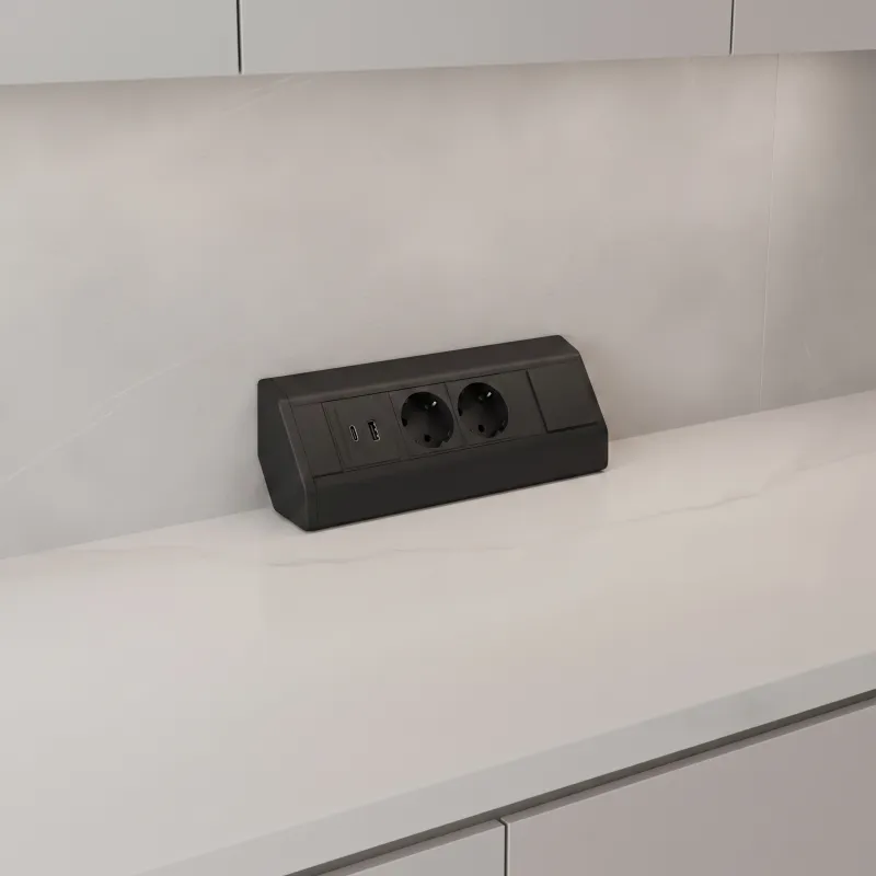Notranji vgradni razdelilnik CORNER SCHUKO 2x 230V + USB A-C / mat črna