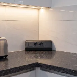 Notranji vgradni razdelilnik CORNER SCHUKO 2x 230V + USB A-C / mat črna