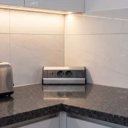 Notranji vtični modul CORNER SCHUKO 2x 230V + USB A-C / nerjavno jeklo