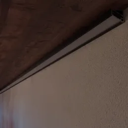 Kotni aluminijasti profil ZARIA za LED-osvetlitev z mlečnim pokrovom / Mat črna
