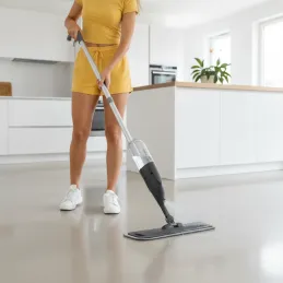 Univerzalna metla z razpršilnikom vode CLEANY 300 ml