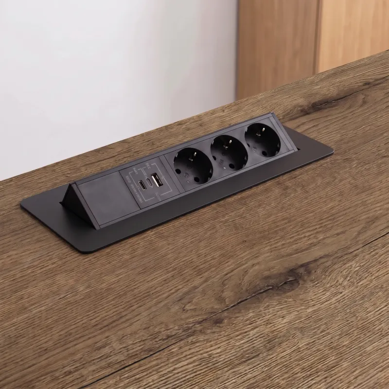 Nagibna vtičnica AMBIENTE SCHUKO 3x230V + USB A-C / črna mat