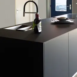 Kompaktna delovna plošča FUNDERMAX Črna XS/IP