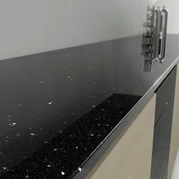 Delovna plošča KRONOSPAN Andromeda sijoče črna / K218 GG